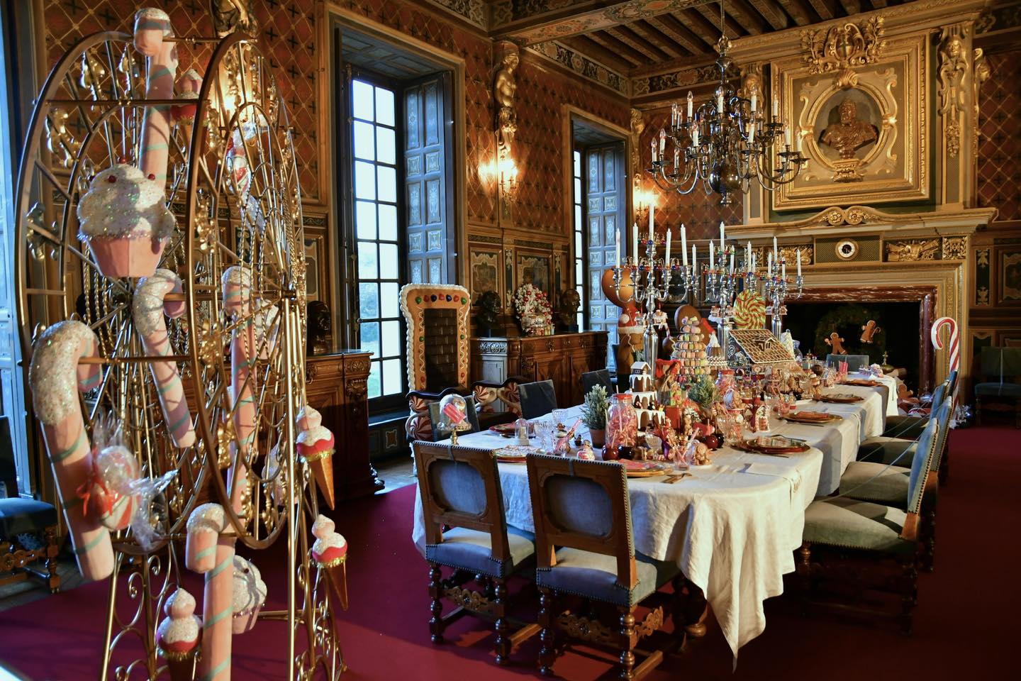 La grande salle à manger du château de Cheverny décorée pour Noël